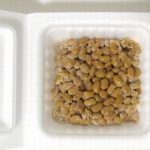 ネバネバの納豆を簡単にキレイにパックから取り出す方法！水でつるり
